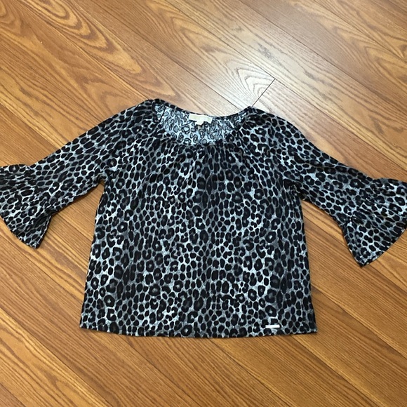Michael Kors woman’s black white snow leopard scoop neck logo ruffle sleeve M - Picture 12 of 12